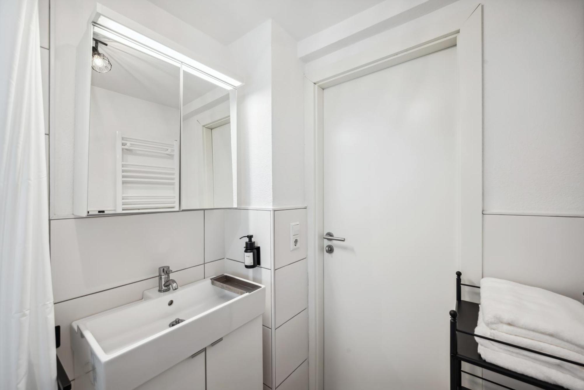 Malu Rooms - Ruhige Lage, Erdgeschoss, Smarttv, Netflix, 24H Checkin, Ludwigsburg Luaran gambar